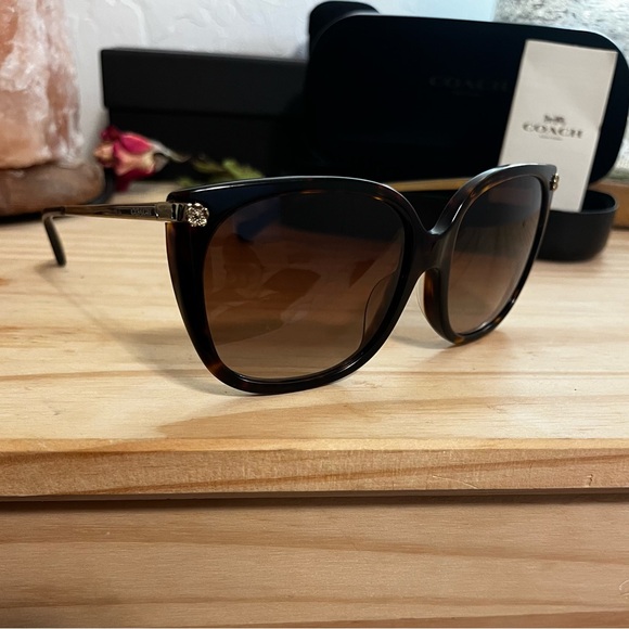 Coach Tortoise Shell Women´s Sunglasses